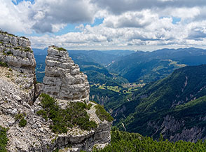 Uno sguardo verso la Val d&rsquo;Astico dalla Cresta Sud-Ovest del Becco di Filadonna.