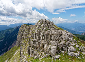 Caratteristica formazione rocciosa sulla Cresta Sud-Ovest del Becco di Filadonna.