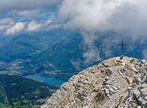 La croce del Becco di Filadonna, splendido trampolino panoramico sul Lago di Caldonazzo e la Val Sugana.