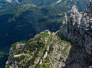Il Bivacco Vigolana ai piedi di uno spettacolare campanile di roccia: la Madonnina.