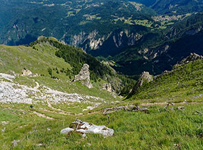 All&rsquo;inizio della discesa nella ripida Val Rossa.