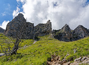 Come vele dispiegate sulla valle incombono sopra di noi i pilastri del Versante Sud del Becco di Filadonna.