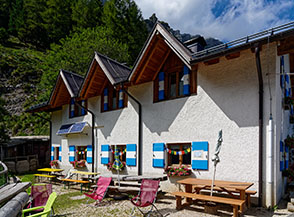Il Rifugio Casarota Livio Ciola alla Val Rossa.