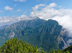 Salendo al Cornetto visto sulla cresta di Punta Favella (sulla dx) ed oltre fino al Soglio dell&rsquo;Incudine (sullo sfondo al centro).