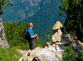 &ldquo;Basta poco&ldquo; (ometto lungo il sentiero per Monte Cornetto).