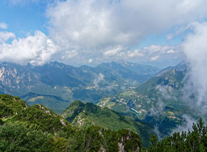 Vista sulla Vallarsa salendo al Cornetto.