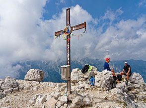 Croce di vetta al Monte Cornetto.