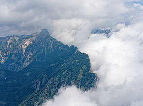 Ondate di nuvole s&rsquo;infrangono sulla cresta di Punta Favella-Soglio dell&rsquo;Incudine.