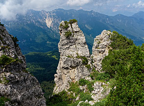 La bella guglia di roccia dell&rsquo;Osservatorio Reale sotto la cima del Cornetto.