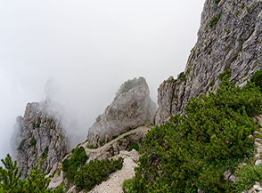 La mulattiera militare s&rsquo;insinua tra le guglie rocciose sul fianco del Monte Cornetto.