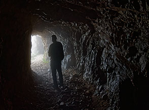 &ldquo;Passaggio interiore&ldquo; (ogni galleria che trapassa la montagna rappresenta nel suo piccolo un passaggio verso l&rsquo;ignoto per ogni escursionista che la percorre, Monte Cornetto).