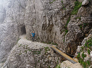 La mulattiera militare che con fantasioso percorso collega il Passo degli Onari col Passo del Baffelan.