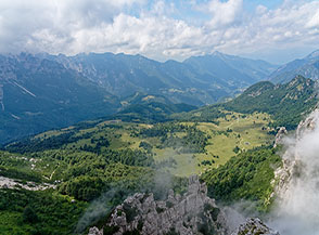 Da Cima Baffelan vista sui prati di Campogrosso oltre cui si estende la Vallarsa.