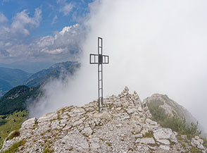 In vetta a Cima Baffelan lambita dalle nubi.