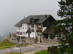 Il Rifugio Campogrosso non lontano dall&rsquo;omonimo passo.