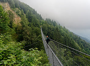 Il Ponte Avis: un ponte tibetano sospeso nel vuoto alle pendici del Sengio Alto.