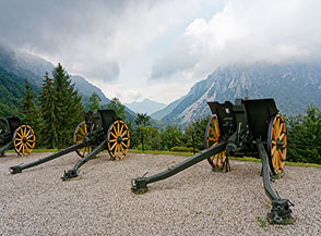 &ldquo;Tutti in tiro&ldquo; (vecchi cannoni della Grande Guerra rimessi a nuovo guardano il Pasubio).