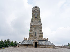 L&rsquo;Ossario del Pasubio si alza come un faro sul Colle di Bellavista.