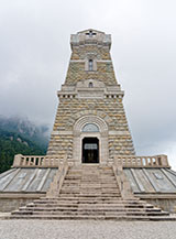 L&rsquo;entrata al sacello/cappella dell&rsquo;Ossario del Pasubio.