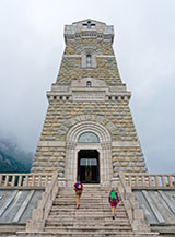 L&rsquo;entrata al sacello/cappella dell&rsquo;Ossario del Pasubio.