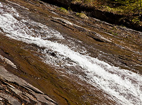 L&rsquo;acqua schizza via veloce sugli scivoli di arenaria del Fosso dell&rsquo;Acero.