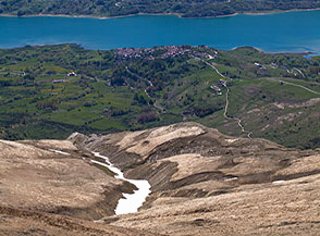 Vista sul paese di Campotosto sulle sponde del lago omonimo.
