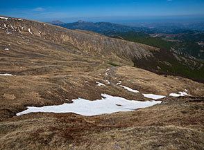 Sul lungo costone prativo che dalla Cima della Laghetta Sud cala verso il Fosso dell&rsquo;Acero.