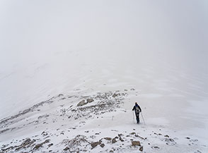 Nella nebbia verso l&rsquo;ampia sella che separa Anticotento dal Monte Cotento.
