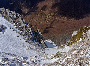 Affaccio su un ripido canalino che si getta sotto la cima di Colle le Liscie.