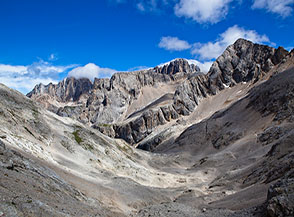 Affaccio sulla conca detritica alla testata della Valle delle Cirelle, sullo sfondo la Marmolada e sulla dx il Sasso Vernale.