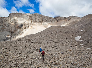 Nella suggestiva valle pensile racchiusa fra le Cime dell&rsquo;Ombretta e il Sasso Vernale.