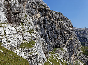 Ai piedi dell&rsquo;oscura Parete Sud del Campanile di Villaco.