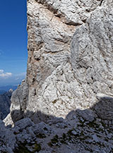 La Forcella Alta di Riobianco incastonata tra le pareti di Cima Alta di Riobianco.