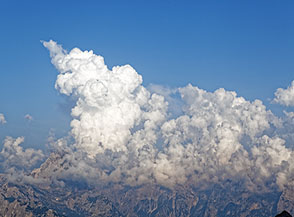Formazione di nuvole &ldquo;schiumose&ldquo; sopra il Monte Mangart.