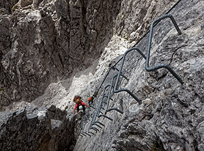 La variante su staffe al passaggio nella strettissima spaccatura del percorso originale della Via Ferrata Dino Buzzati..