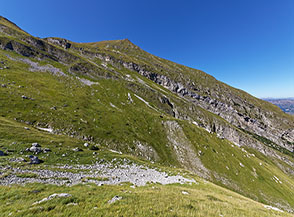 I verdi prati del Fosso Malepasso con Cima delle Fienare sullo sfondo.