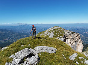 In vetta al Cimone di Santa Colomba, isolato balcone sul versante teramano del Gran Sasso.