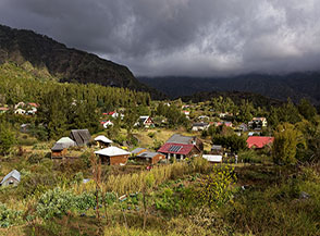 La Nouvelle, uno dei villaggi d&rsquo;alta montagna del Cirque de Mafate raggiungibile solo con sentiero.