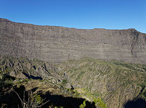 Le Rempart (il Bastione): la grande muraglia di roccia che chiude il lato occidentale del Cirque de Mafate.