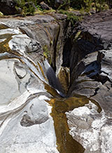 Affaccio sulla spaccatura dove si gettano le Cascades de Les Trois Roches.