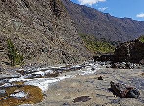 La Rivi&egrave;re des Galets scivola briosa sulle placche di roccia del fondovalle.
