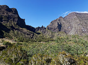 Allontanandosi da Marla uno sguardo alle nostre spalle su  le Nez de B&oelig;uf (sulla sx), Col du Ta&iuml;bit e le Grand B&eacute;nare.