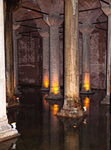 Scorcio sulle colonne (ben 336!) che sorreggono la grande Cisterna Basilica a Instanbul.