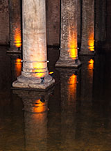 &ldquo;Riflessi di storia&ldquo; (particolare sulla base delle colonne che sorreggonola grande Cisterna Basilica di Instanbul).