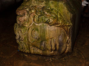 Una delle due colossali teste di Medusa usate come base su due colonne della Cisterna Basilica di Istanbul.