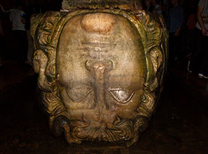 La famosa testa di Medusa rovesciata usata come base su una colonna della Cisterna Basilica di Istanbul.