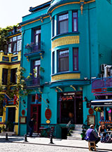 Variopinta facciata di una palazzina della Istanbul imperiale.