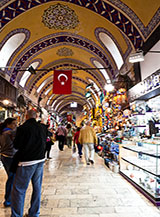 Uno degli assi principali del Gran Bazar a Istanbul.