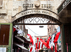 Particolare di una delle porte del Gran Bazar a Istanbul.