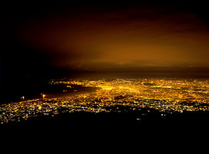 Napoli ripresa la notte di Capodanno dalla cima del Vesuvio.